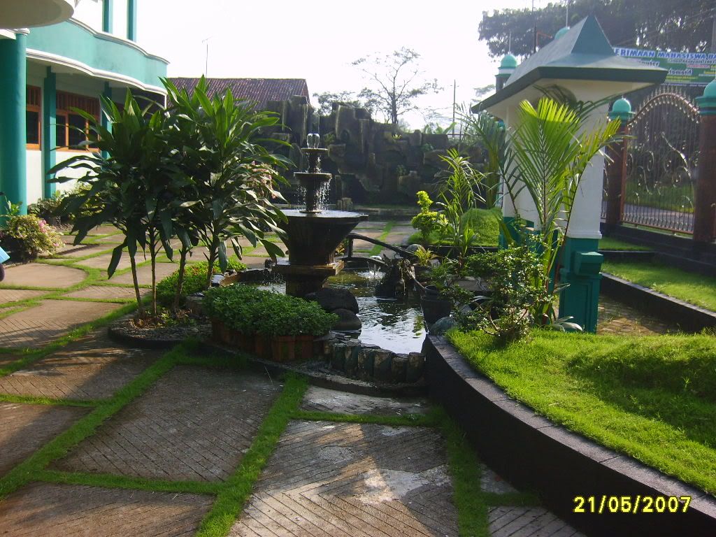 Taman Indah Depan Kantor Photo by bachrudyn | Photobucket